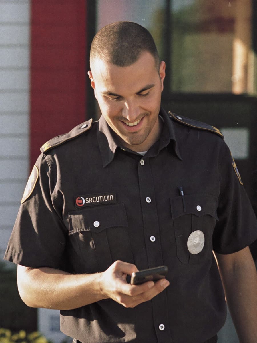 Security: Mitarbeiter:in nutzt LURAVIQ auf dem Handy (KI-generiertes Symbolbild)